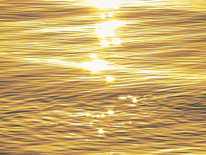 Symbolbild: Sonne glitzert auf Wasser