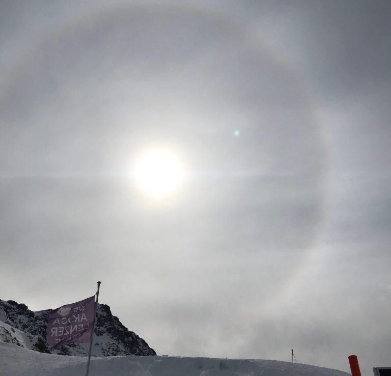 Bild der Sonne mit einem sich um sie bildenden Lichtkreis